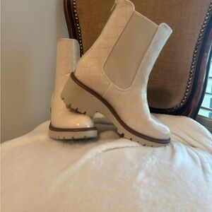 Pierre Dumas Cream Winter Chelsea Boots